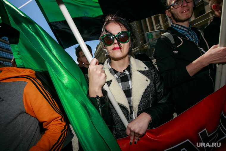 5-ая годовщина Болотной площади. Митинг на проспекте Сахарова. Москва.ЛГБТ, девушка, очки, школьники, школота, анархисты, черно-зеленые, революционеры, молодежь