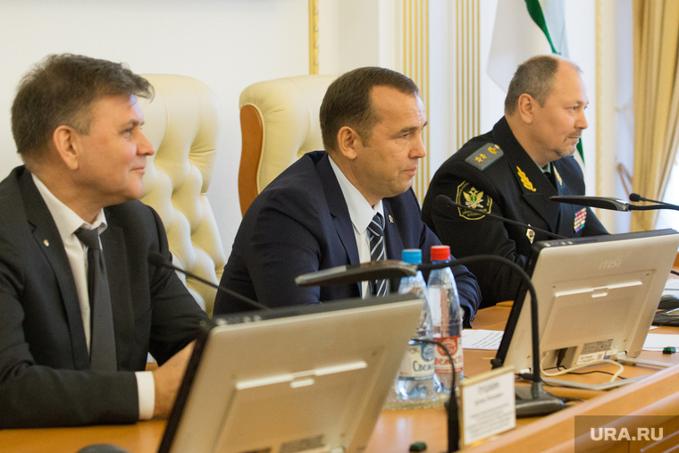 На церемонию из столицы прилетел заместитель начальника ФССП Игорь Савенко (крайний справа)