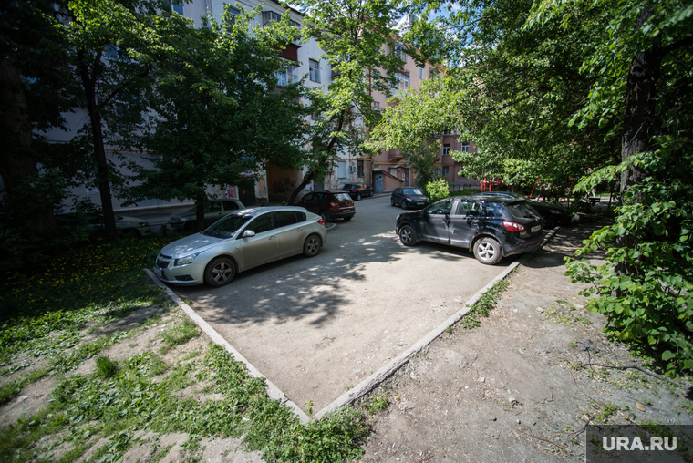 Платная парковка рядом с перекрестком Хохрякова-Попова и машины во дворе. Екатеринбург, машина во дворе