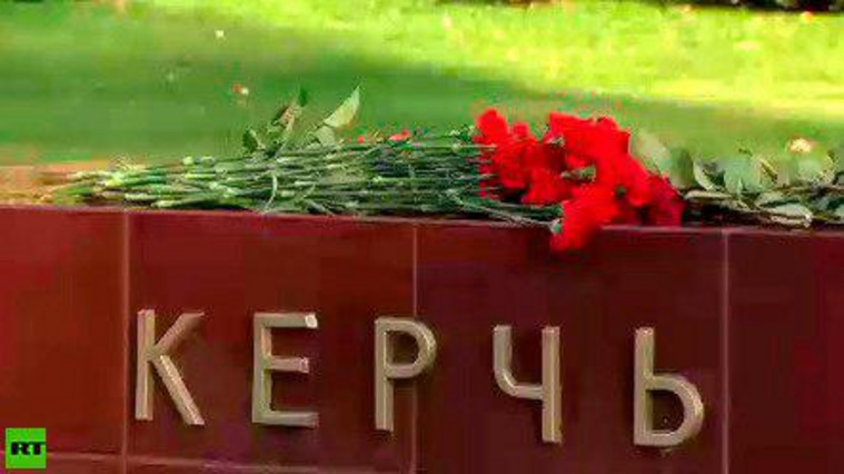 В Александровском саду в Москве появились первые цветы на стеле Керчи