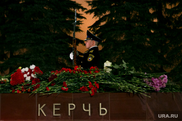 Мемориал памяти в Александровском саду по погибшим во время массовой стрельбы в Керченском политехническом колледже. Москва, почетный караул, цветы, город герой керчь, память