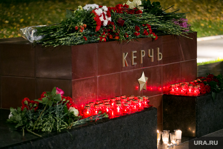 Мемориал памяти в Александровском саду по погибшим во время массовой стрельбы в Керченском политехническом колледже. Москва, цветы, город герой керчь, память