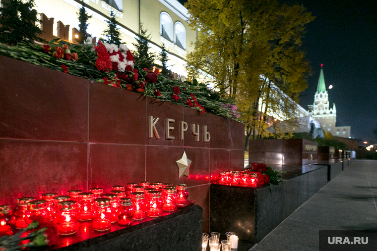 Мемориал памяти в Александровском саду по погибшим во время массовой стрельбы в Керченском политехническом колледже. Москва, александровский сад, цветы, город герой керчь, память