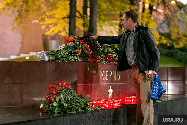 Мемориал памяти в Александровском саду по погибшим во время массовой стрельбы в Керченском политехническом колледже. Москва, возложение цветов, город герой керчь, память