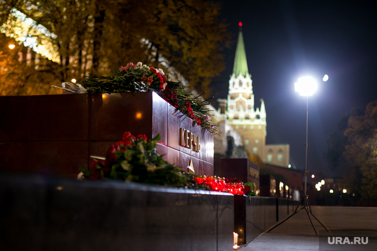 Мемориал памяти в Александровском саду по погибшим во время массовой стрельбы в Керченском политехническом колледже. Москва, александровский сад, цветы, город герой керчь, память