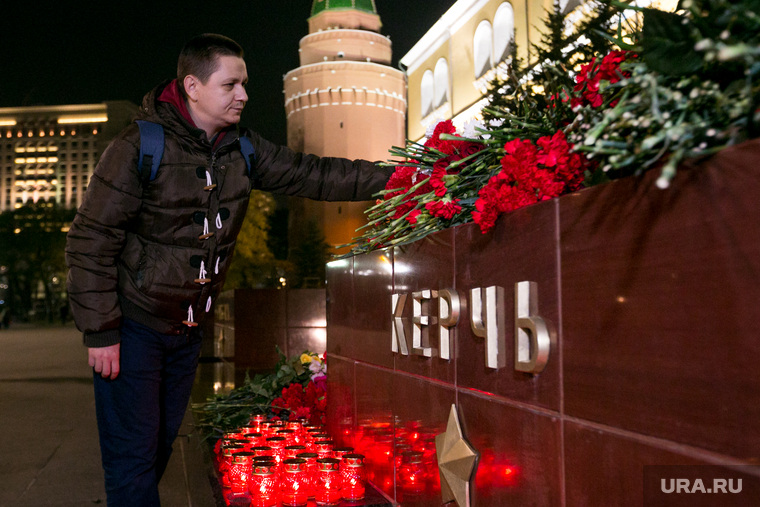 Мемориал памяти в Александровском саду по погибшим во время массовой стрельбы в Керченском политехническом колледже. Москва, возложение цветов, александровский сад, город герой керчь, память