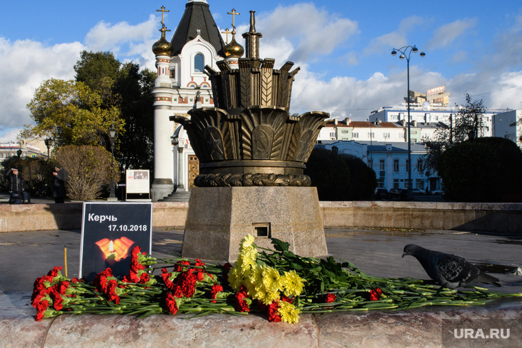 Цветы на площади Труда. Екатеринбург, площадь труда, керчь, фонтан каменный цветок, цветы