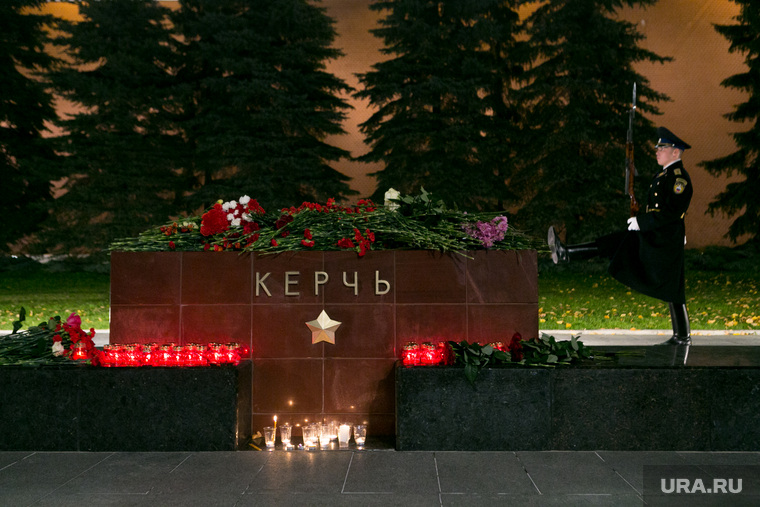 Мемориал памяти в Александровском саду по погибшим во время массовой стрельбы в Керченском политехническом колледже. Москва, почетный караул, александровский сад, цветы, город герой керчь, память