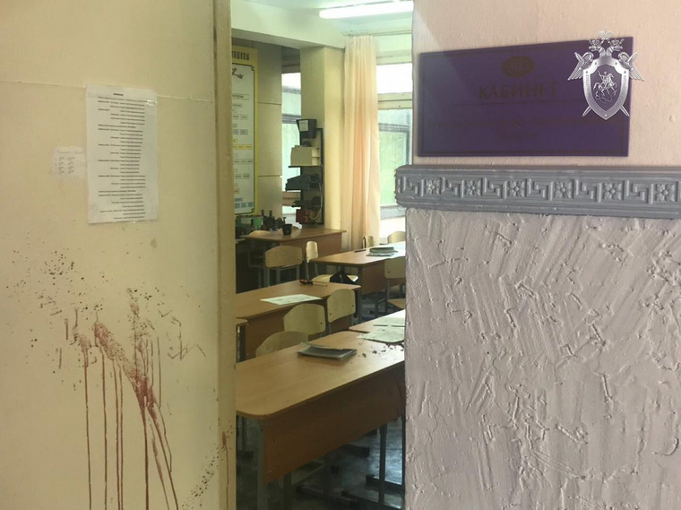 На дверях кровь