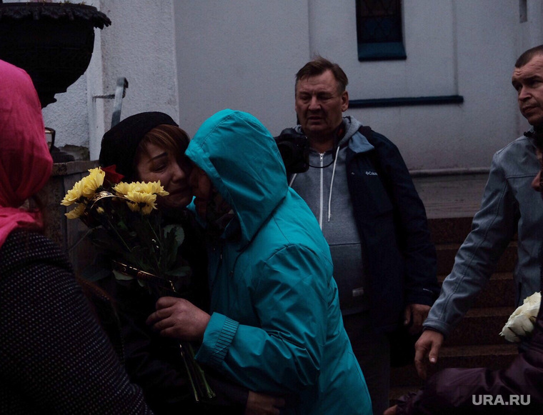 Матери (в черном платке слева) и отцу (крайний справа) все выражают соболезнования