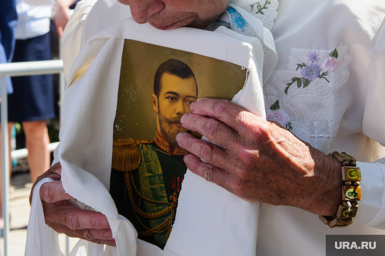 Патриарх Кирилл в Напольной школе. Свердловская область, Алапаевск, портрет николая II, романовы, паломники, царская семья