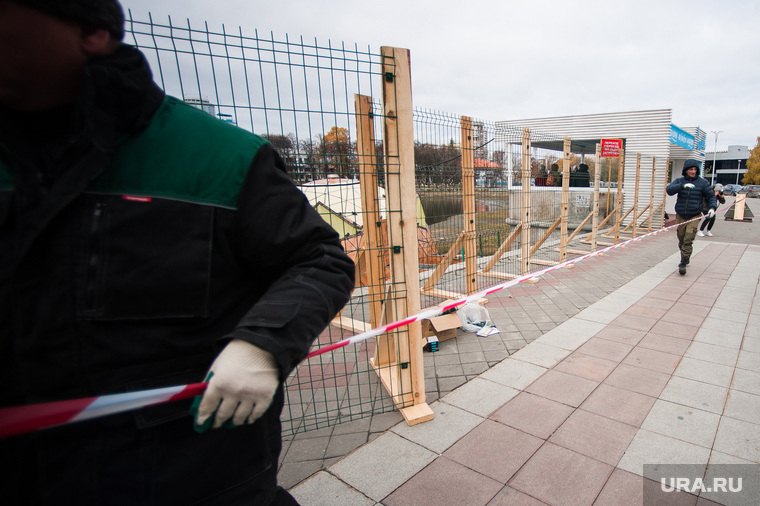 Место сноса объекта огородили