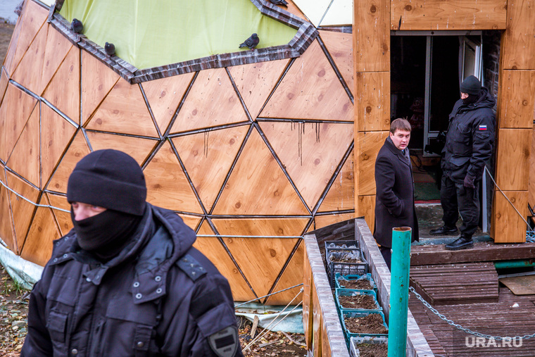 Снос незаконно установленной полусферы на городском пруду Екатеринбурга, человек в маске, полусфера