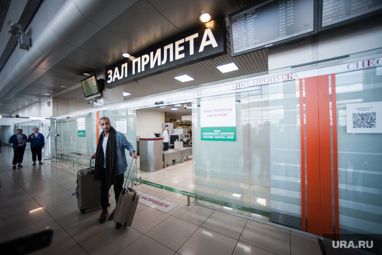 Прилет первой организованной группы болельщиков из Каира в Екатеринбург, аэропорт, чемоданы, путешествие, зал прилета, турист, зона таможенного контроля