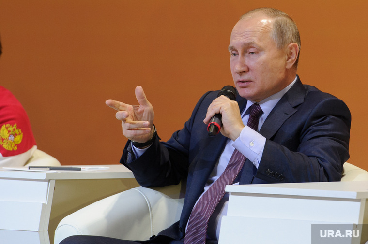 Визит Президента РФ Владимира Путина на "VI Всероссийский форум рабочей молодёжи". Екатеринбург, портрет, указательный палец, путин владимир