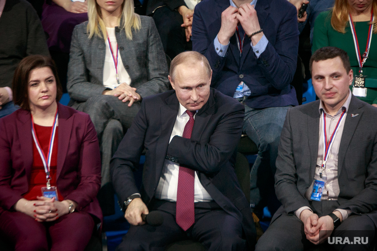 Владимир Путин на форуме ОНФ "Правда и справедливость". Калининград, костенко наталья, путин владимир, лезет в карман