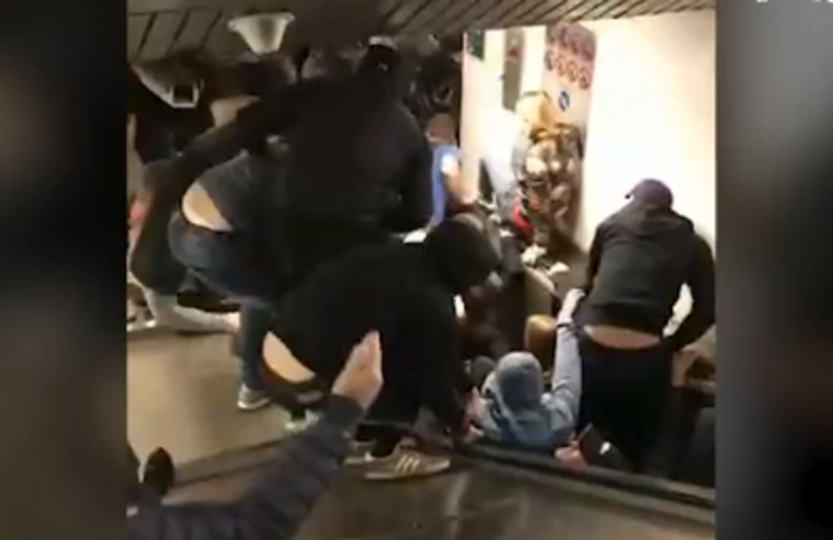 Давка случилась на сходе с эскалатора