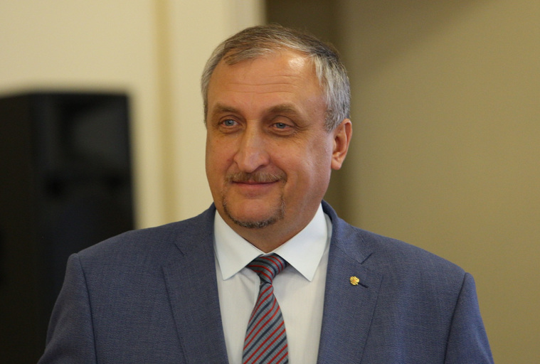 Александр Константинов пришел на торжество в приподнятом настроении