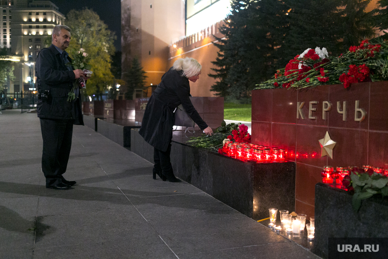 Мемориал памяти в Александровском саду по погибшим во время массовой стрельбы в Керченском политехническом колледже. Москва, возложение цветов, александровский сад, город герой керчь, память