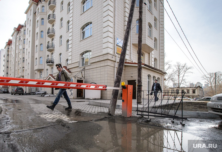 Поездка по придомовым территориям элитных домов. Екатеринбург, лужа, шлагбаум, улица горького65, грязь