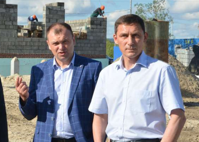 Роман Галкин (слева) покинул администрацию вслед за экс-главой Губкинского Сергеем Бурдыгиным (справа)