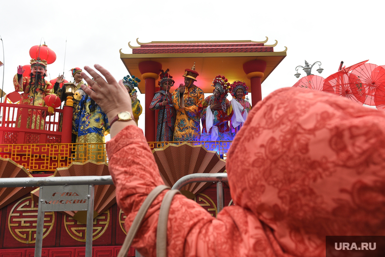 Парад-карнавал участников Всемирного фестиваля молодежи и студентов. Москва, китай