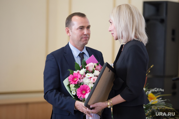 Директору школы №22 города Кургана Эльвире Гончар вручили почетную грамоту президента РФ