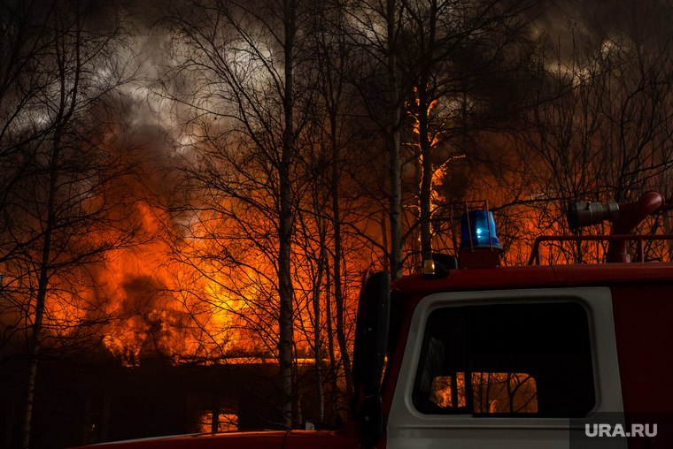 Пожар в расселенном доме, в поселке Солнечный. Сургут, пожарная машина, пожар, огонь
