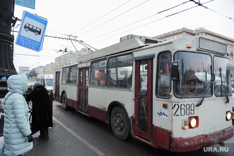 Остановка общественного транспорта на площади Революции. Челябинск, троллейбус, остановка общественного транспорта, знак остановки общественного транспорта