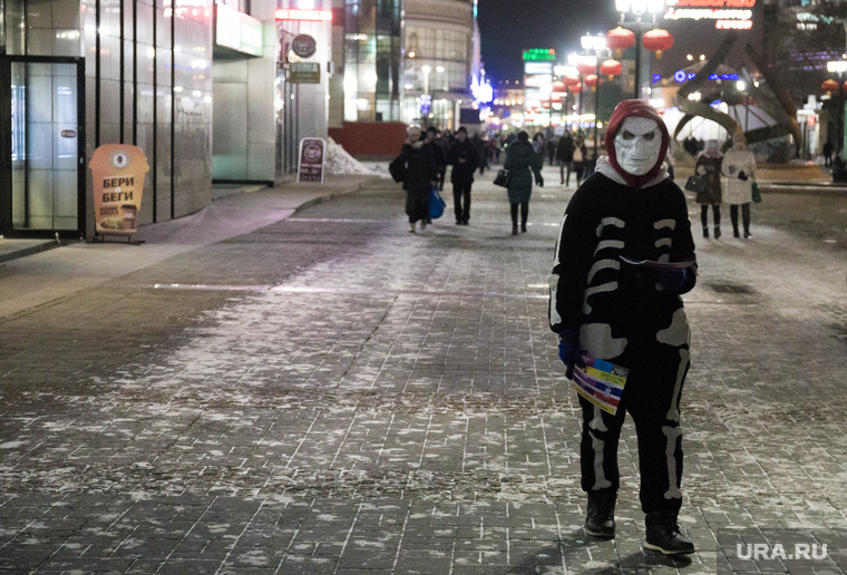 Фонарики на улице Вайнера в преддверие Китайского Нового года. Екатеринбург
, листовки, маска, страх, череп, скелет, улица вайнера, ужастик, бери, беги