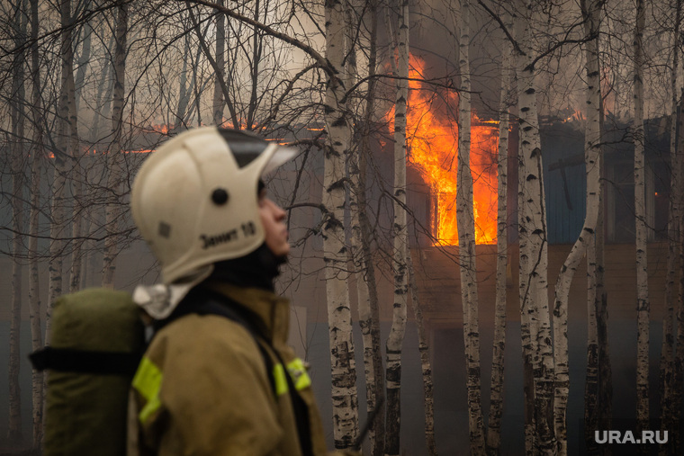 Пожар в расселенном доме, в поселке Солнечный. Сургут, мчс, пожар, огонь