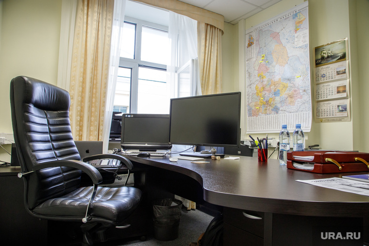 Интервью с Александром Ивановым, директором ДИП губернатора СО. Екатеринбург, пустое кресло, кабинет офис