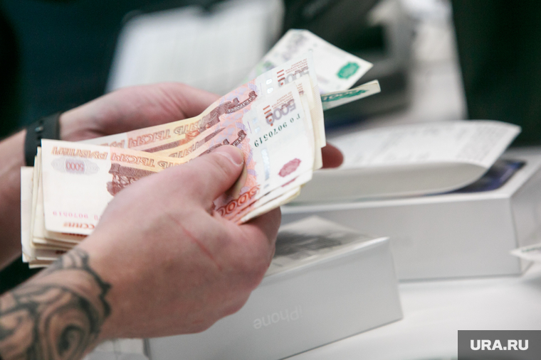 Старт продаж Apple IPhoneX в re:Store на Тверской, 27. Москва , татуировка, iphone 10, считает деньги, купюры, продажа, покупка
