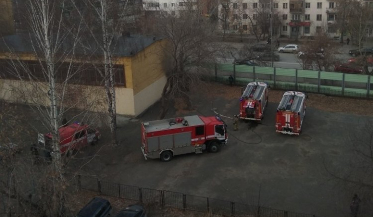 К школе съехались пожарные машины