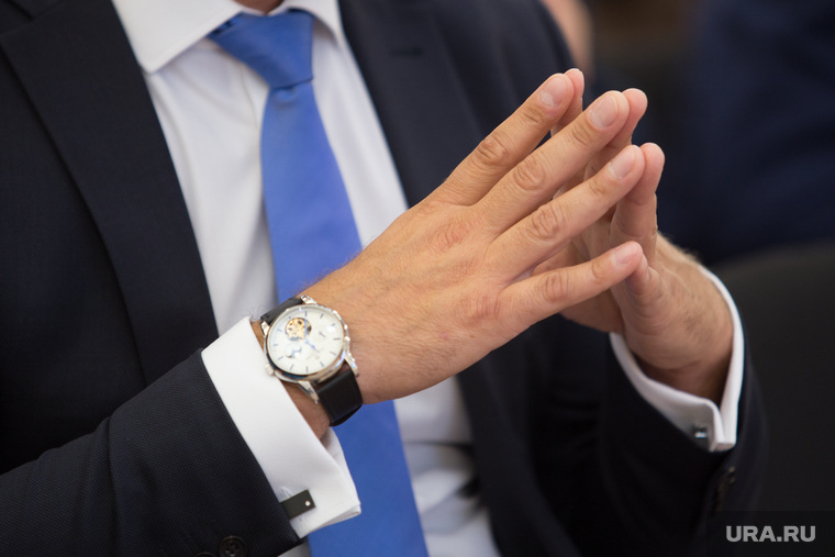 Прием Губернатором
Курганской области по
итогам выборов
Президента Российской
Федерации 8 марта 2018 г. Курган, часы на руке, сложенные пальцы, руки