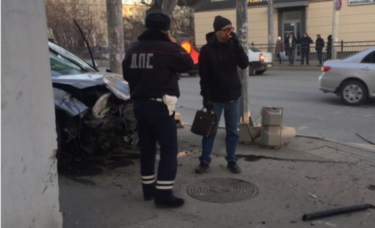 Владимир П. (с портфелем) при ударе о столб не пострадал
