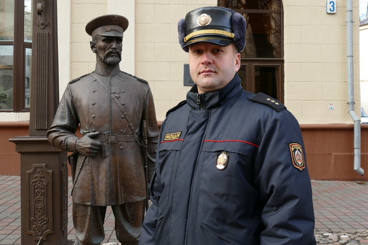 Памятник и полицейский, задержавший лицеиста
