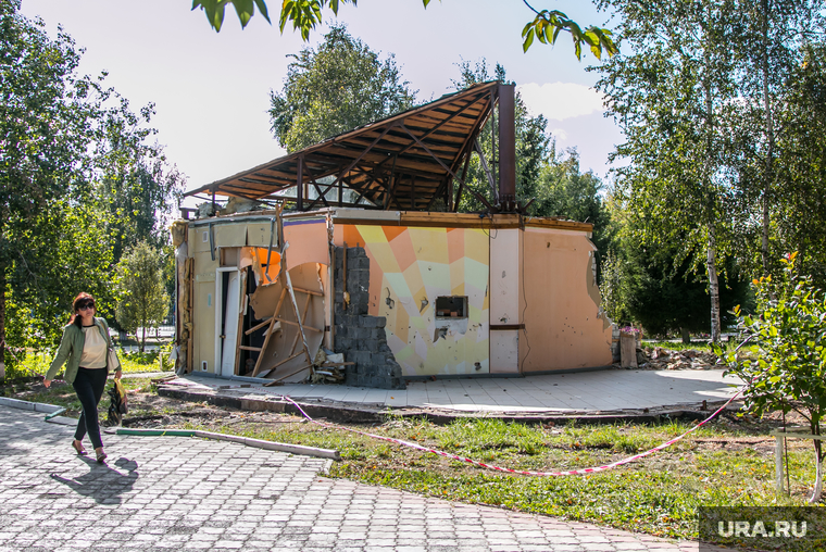 Развалины кафе больше года «украшали» городской сад
