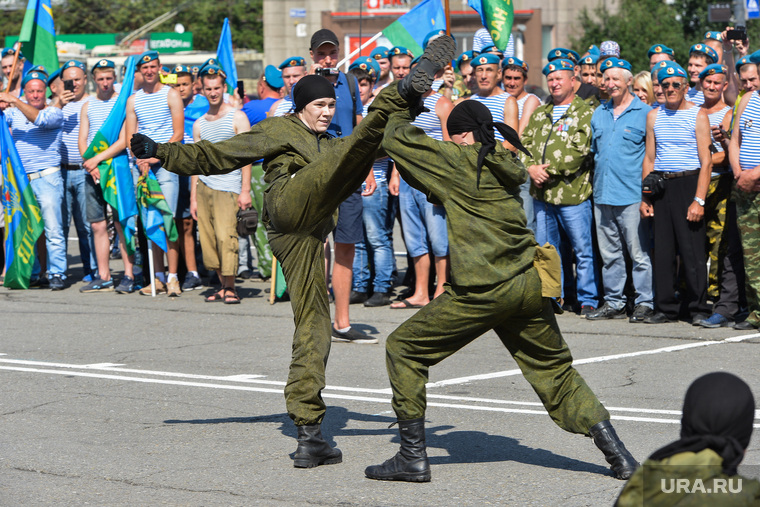День ВДВ в Челябинске, десантники вдв, дети, показательные выступления