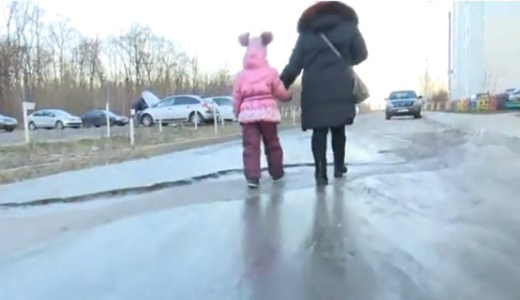 Воронежцам приходится ходить прямо по протекшей канализации