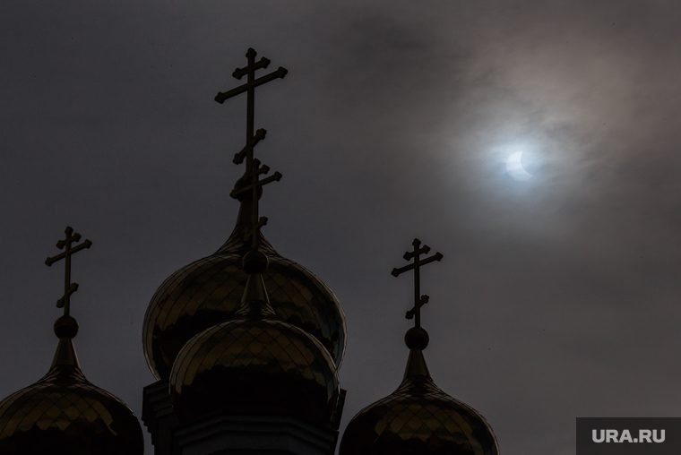 Солнечное затмение. Екатеринбург, купола храма, солнечное затмение