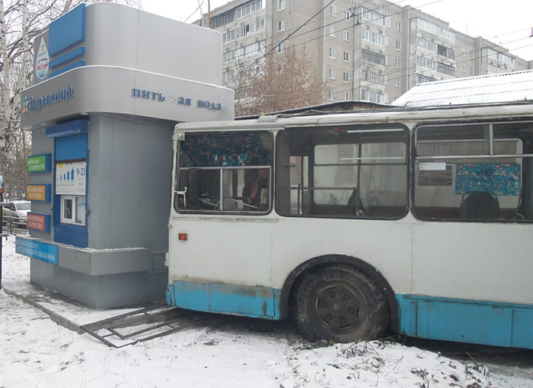 Троллейбус врезался в киоск в Екатеринбурге