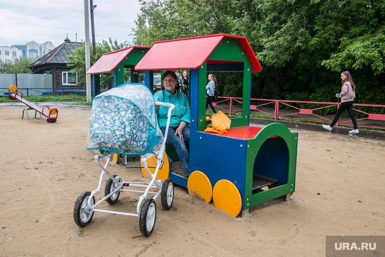 Виды города. Шадринск
, детская площадка, детский городок, женщина с коляской, мама с младенцем, комфортная среда