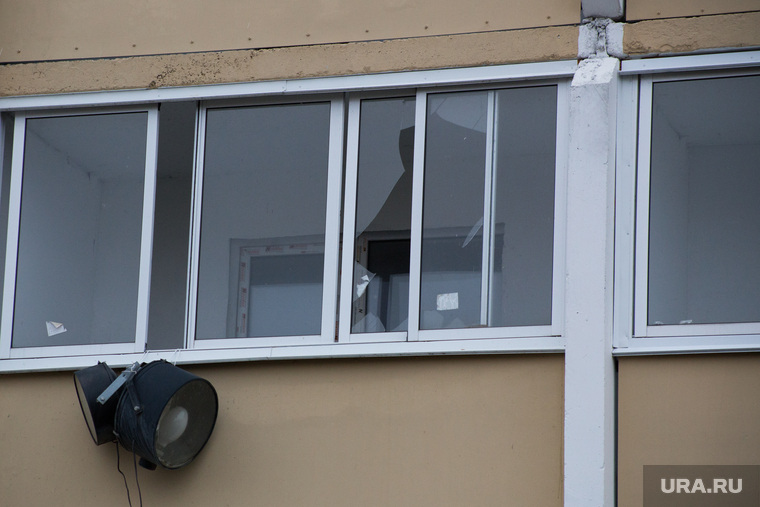 В окнах некоторых квартир уже разбиты стекла