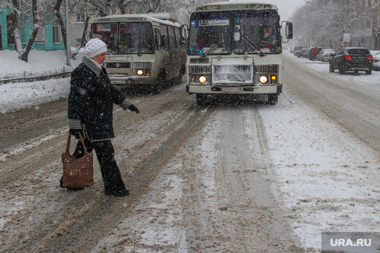 Снег в городе.
Курган., пешеход, пазик, снег в городе, нечищенная дорога