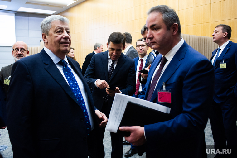 Георгий Каламанов (справа, с красным бейджем) от общения с журналистами отказался