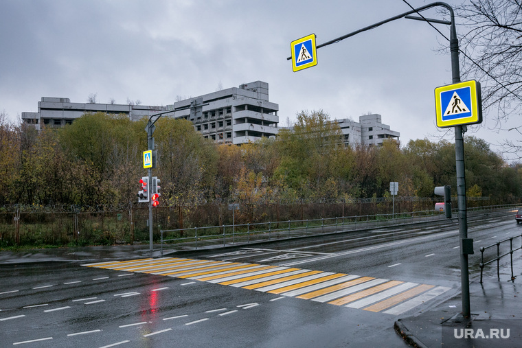 Начало сноса Ховринской больницы в Москве, дорожные знаки, пешеходный переход, дождь, осень