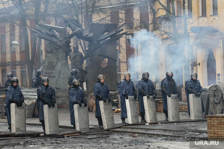 События на Майдане. Киев, майдан, беркут, киев, революция, украина, памятник матч смерти, украинская полиция