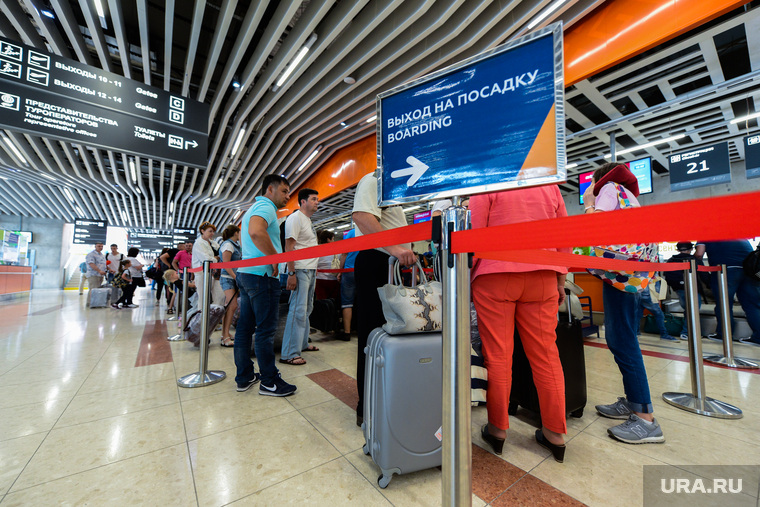 Пресс-тур в Уфу по объектам, построенным к ШОС и БРИКС в 2015 году. Уфа, аэропорт, выход на посадку, стойка регистрации, пассажиры, регистрация на рейс