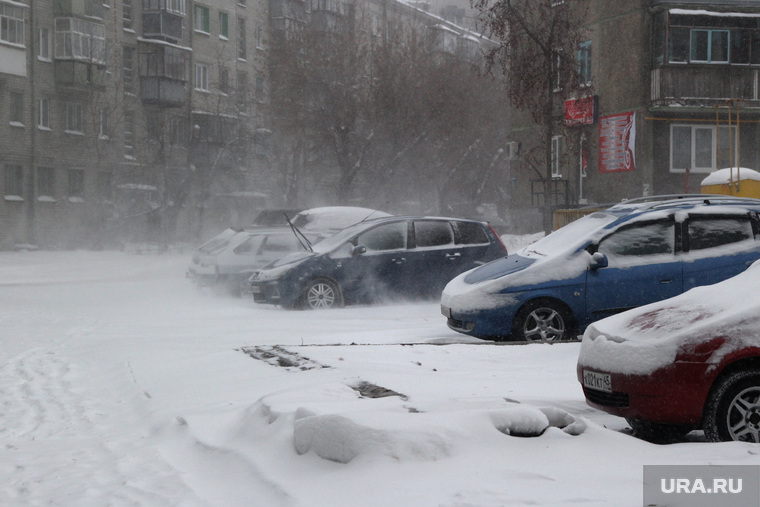 Снег, пурга в городе
Курган, автомобили, двор, метель, пурга